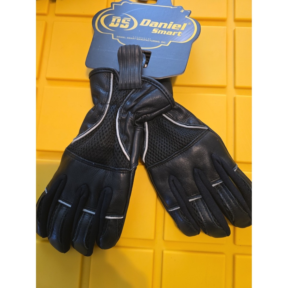 Daniel Smart Mfg DS65 in black is a lightweight leather and 3D mesh S